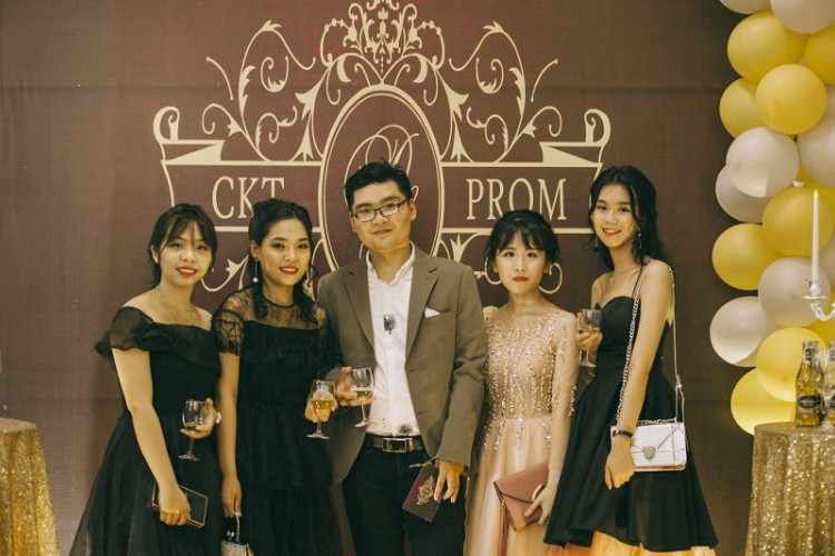 Lựa Chọn Trang Phục Đi Prom Ở Trường Phù Hợp