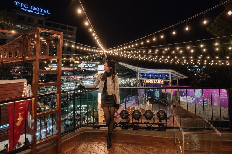Trở thành cool girl sành điệu khám phá chợ đêm Đà Lạt với áo khoác dạ tweed phối áo giữ nhiệt cổ lọ. (Ảnh được tạo bởi AI)