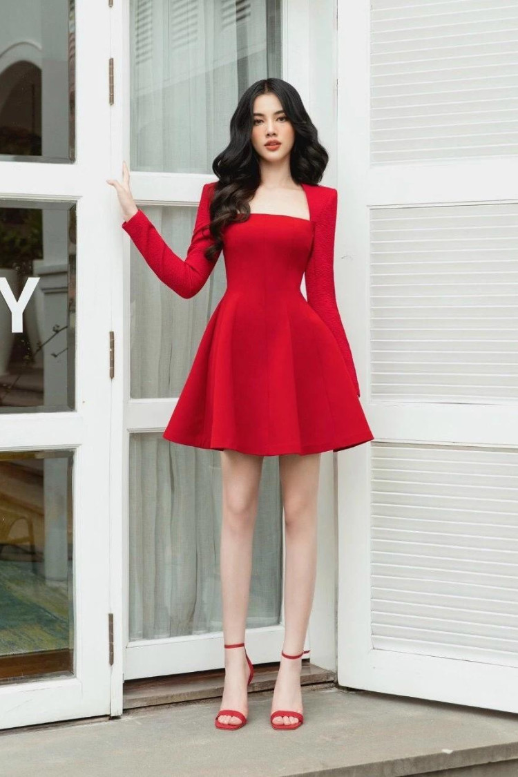 Mặc váy ngắn đi sandal