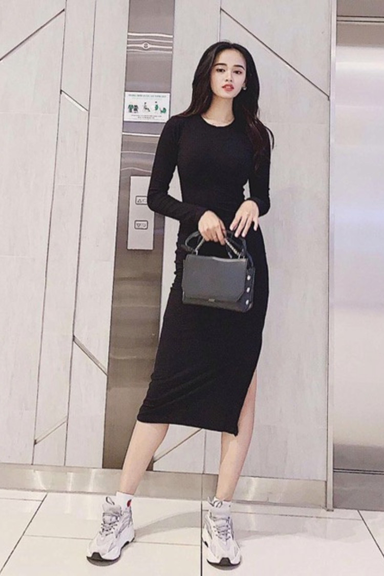 Váy body mang giày Sneaker