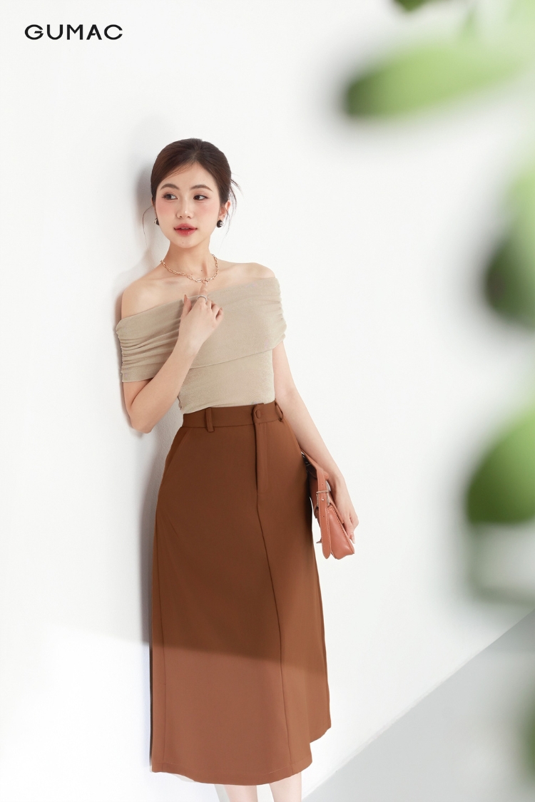 Áo trễ vai kết hợp với chân váy