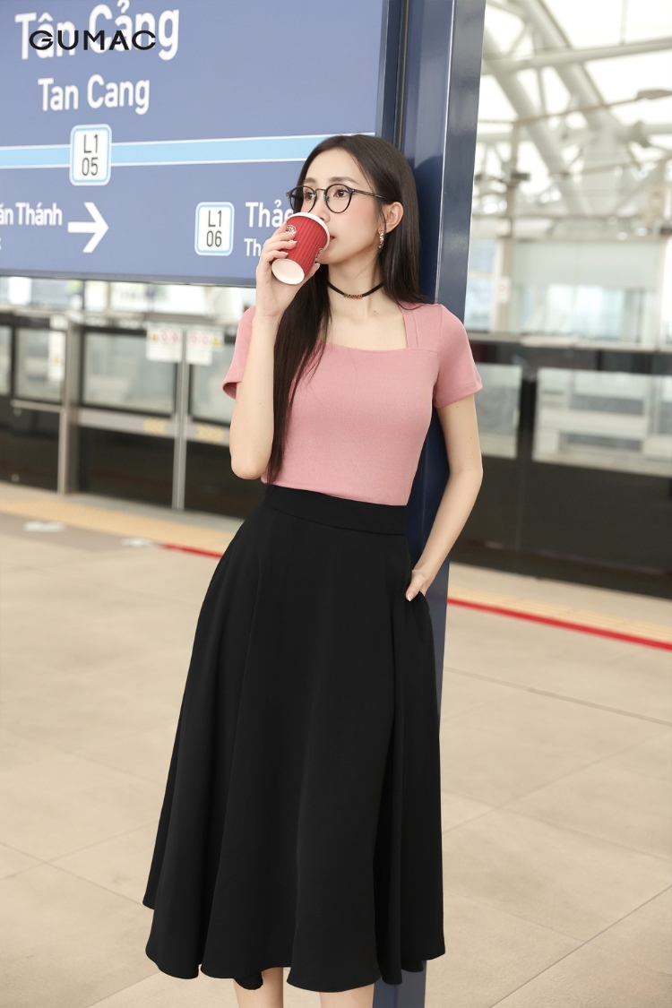 Phối áo cổ vuông cùng chân váy cá tính