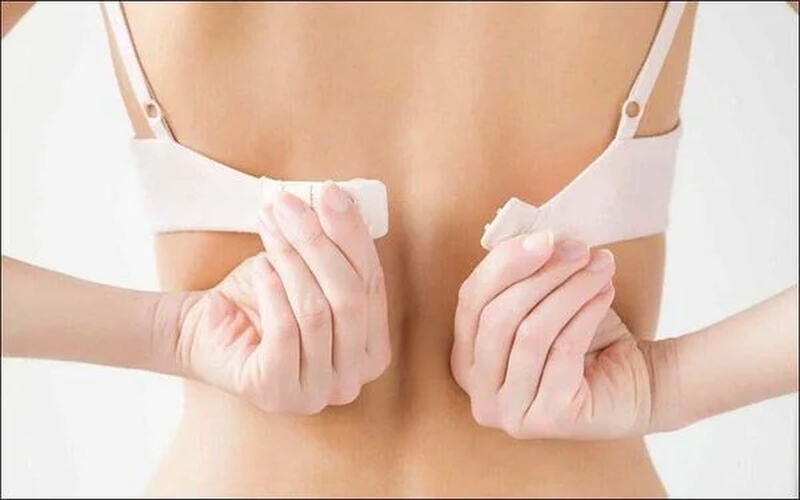 Áo ngực quá chật không làm kích thước vòng ngực giảm đi mà chỉ ép mô ngực vào vị trí thiếu tự nhiên.