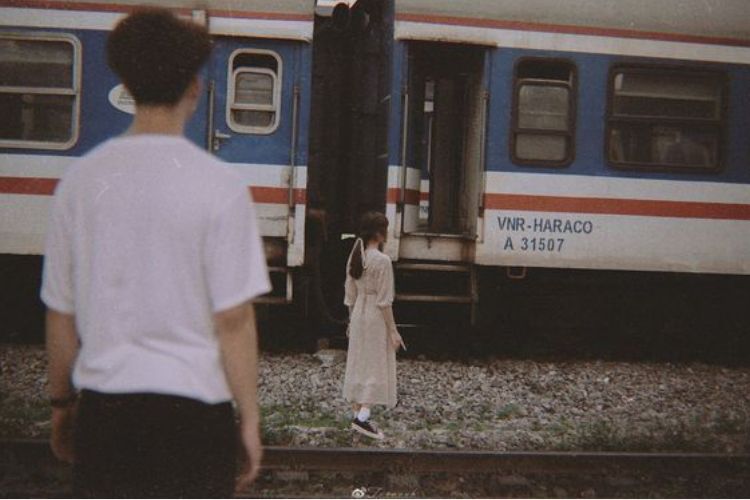 chang trai nhin co gai di xa