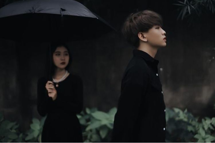 co gai nhin ngam chang trai mot ben