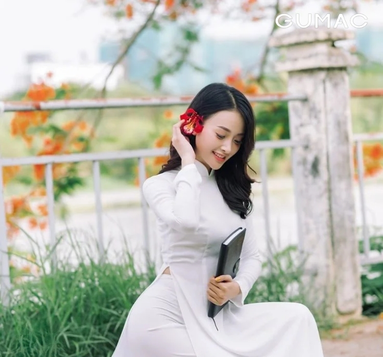 tao dang chup anh ky yeu nu cam hoa o san truong