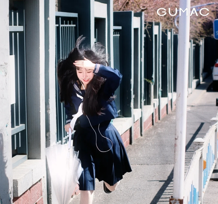 tao dang chup anh o truong hoc voi dong doi cuoi tuoi