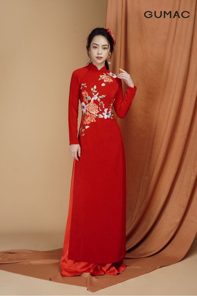 ao dai do phoi voi quan mau do