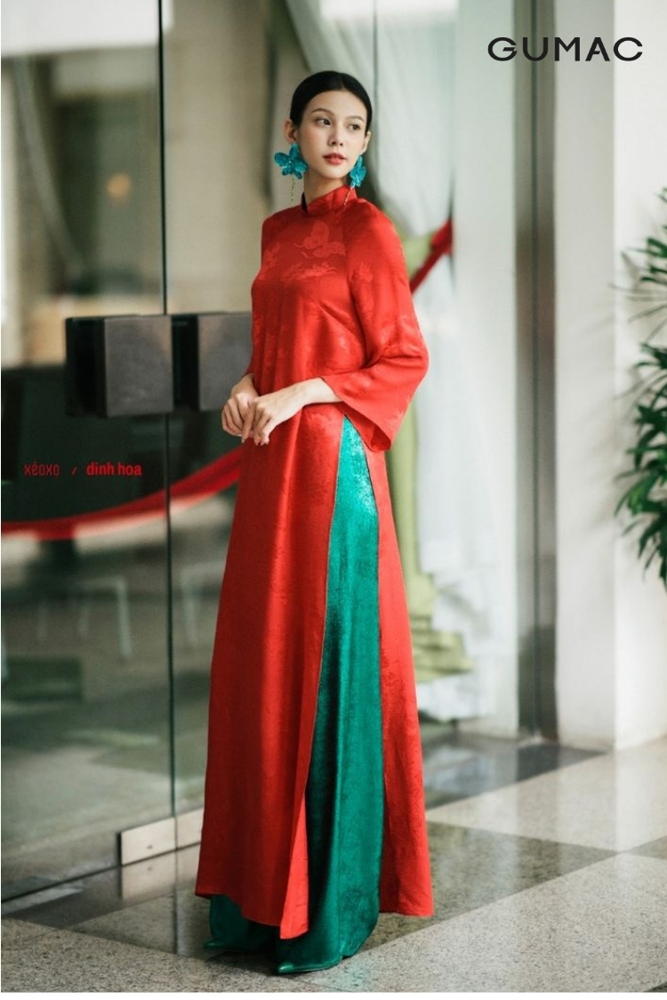 phoi ao dai mau do voi quan xanh la