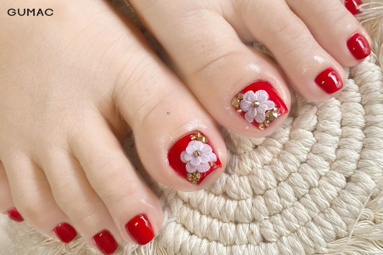 mau nail chan xinh dinh charm hoa mau do