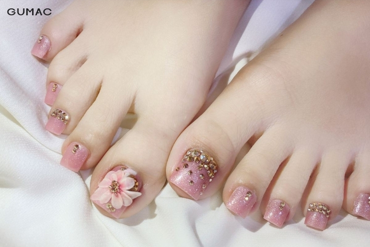 mau nail chan xinh dinh charm hoa mau hong