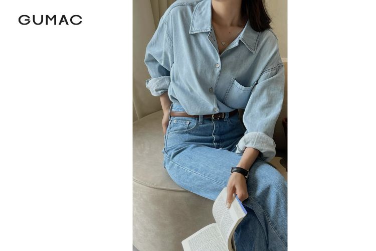 Đeo thắt lưng nữ với quần jean và áo sơ mi thanh lịch