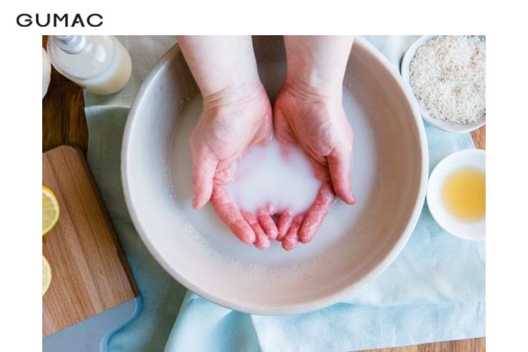 Cách làm chân trắng tại nhà bằng nước nước vo gạo