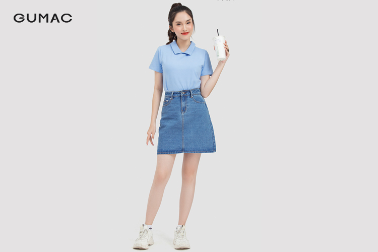 Chân váy ngắn cùng giày sneaker năng động