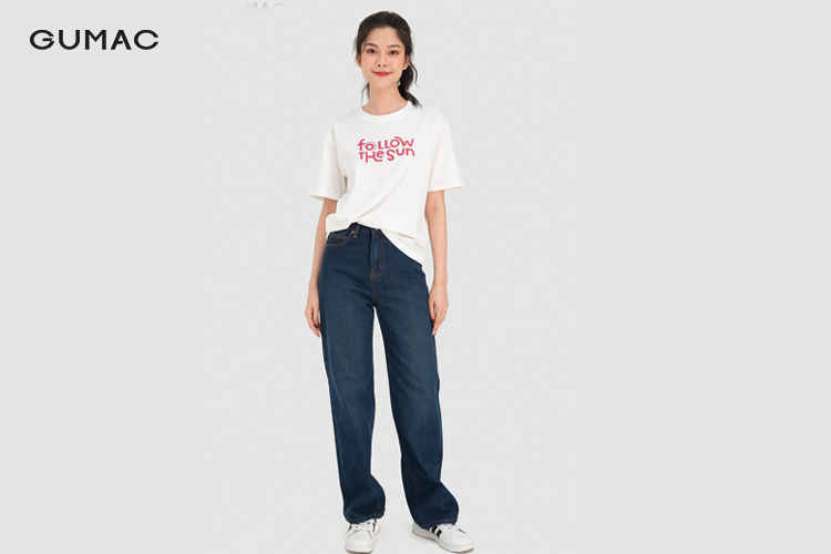 Quần jean baggy phối áo trễ vai và giày thể thao