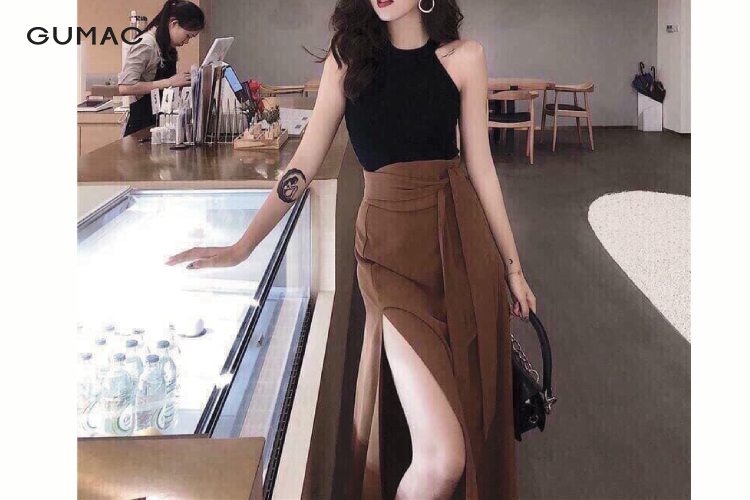 Mix chân váy dài với áo ba lỗ croptop ôm tôn dáng