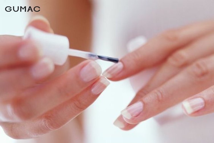 Sử dụng sơn bảo vệ đầu móng
