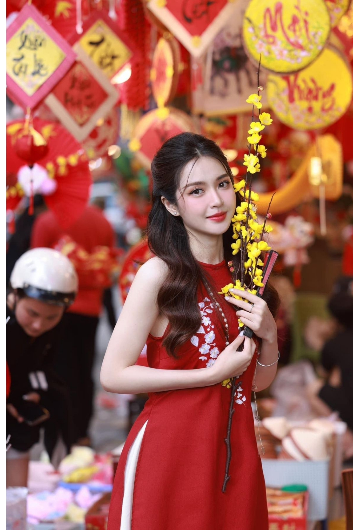 pose dang chup anh tet cung canh hoa trong long