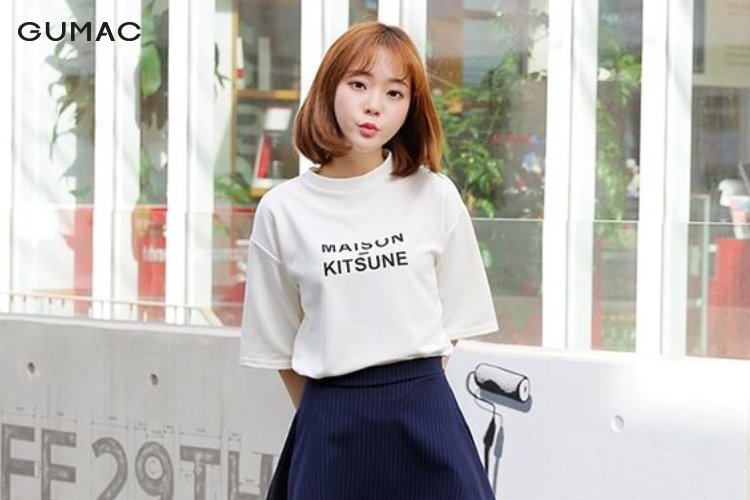 Tạo dáng hai tay để sau eo