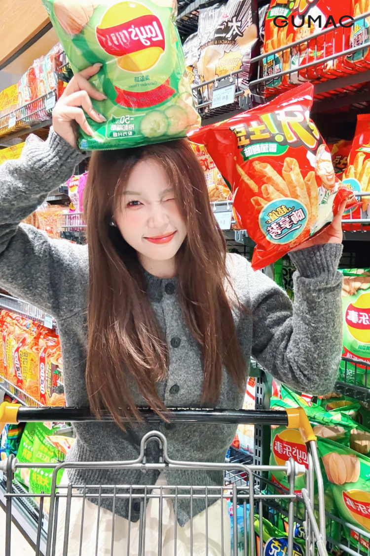 kieu tao dang chup anh voi snack trong sieu thi dep