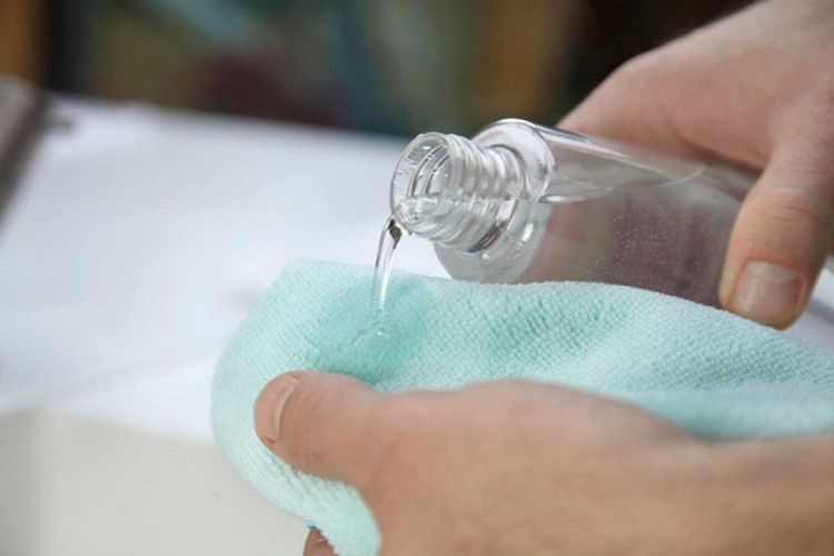 Xóa hình in áo thun bằng nước rửa móng tay Axeton