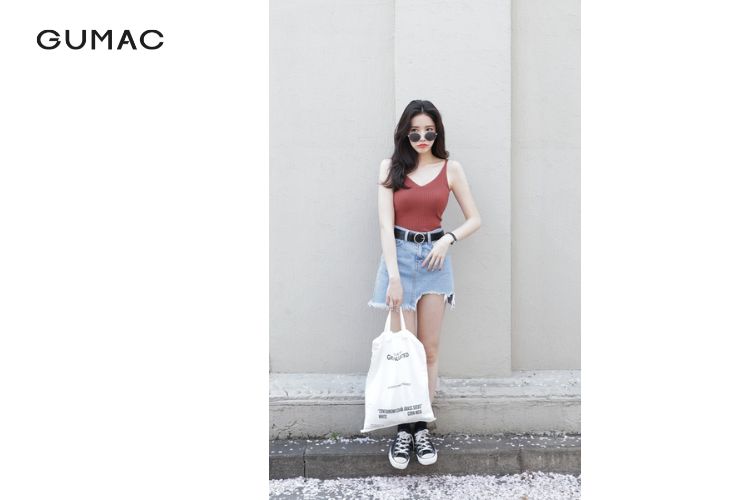 mix áo hai dây với chân váy ngắn