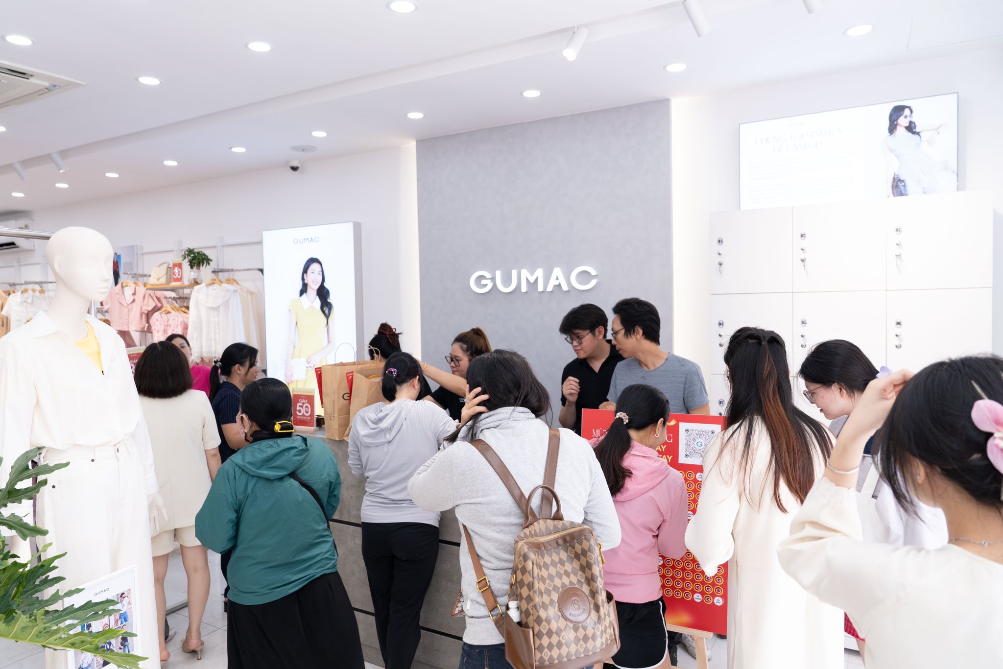 nhin lai nhung khoanh khac co mot khong tai ngay khai truong GUMAC CMT8