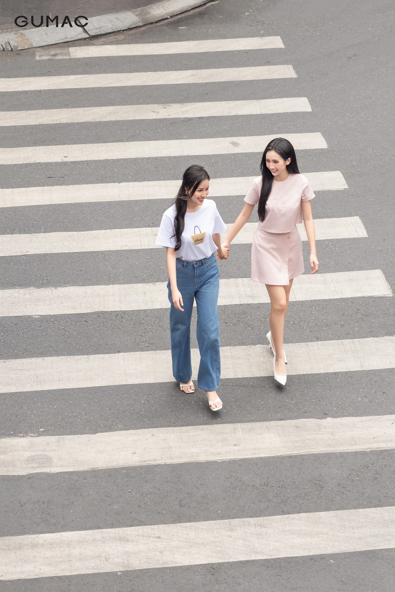 ao thun mix quan jeans nang dong trong mini concept mung dai le