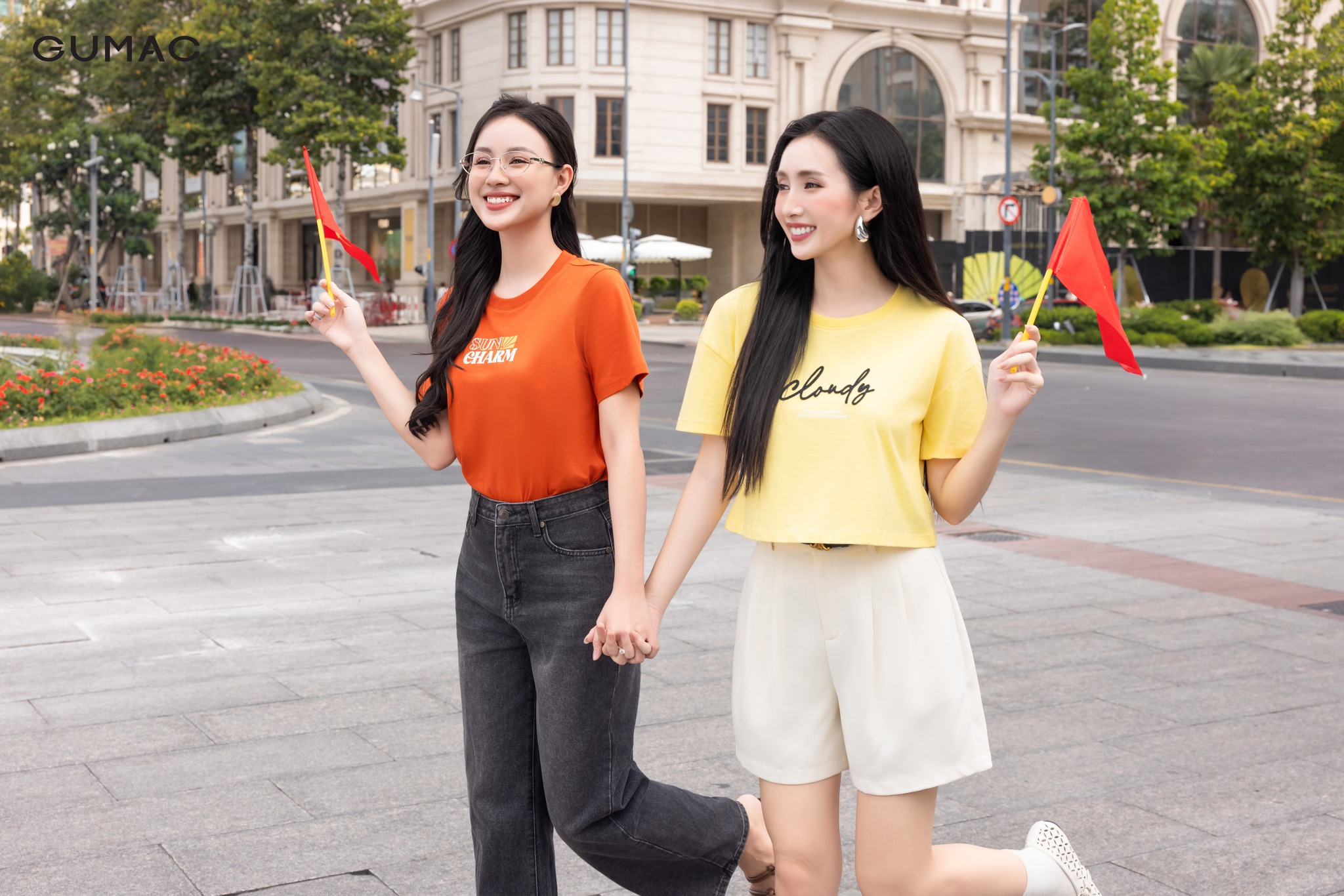 tre trung het nac voi combo ao thun quan jeans nang dong