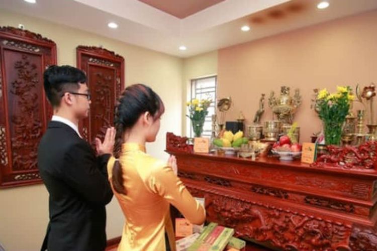 Thắp hương tổ tiên