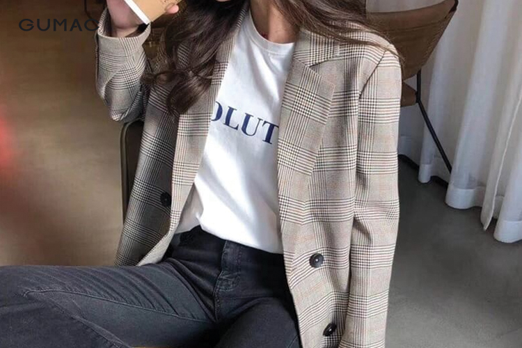 Áo thun trắng phối blazer mix quần jean cá tính