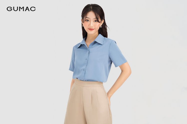 áo sơ mi màu xanh dương phối với màu be