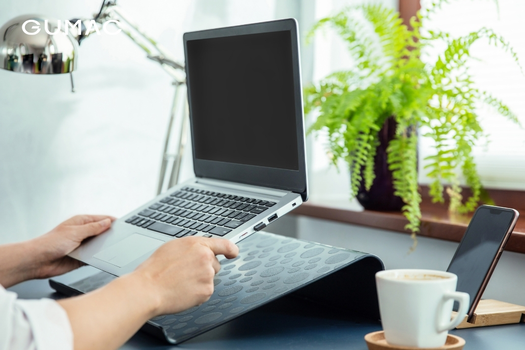 chon thanh ke laptop lam qua chia tay dong nghiep