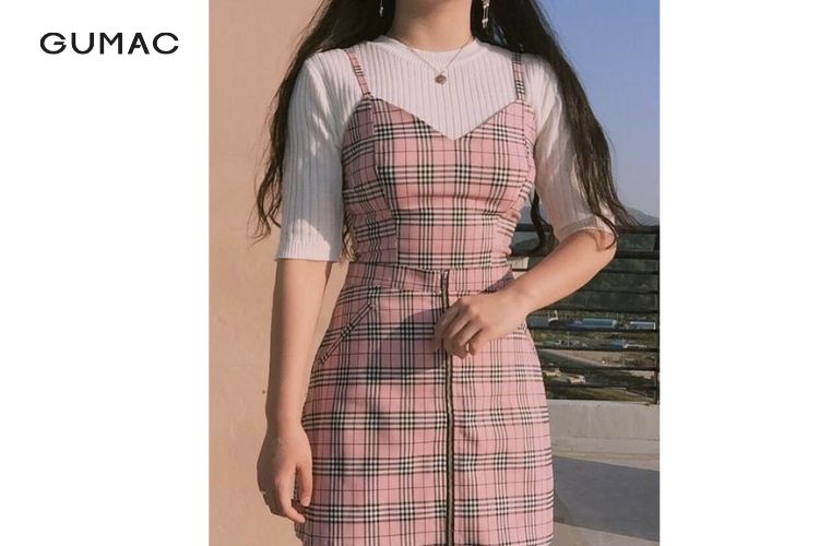 Jumpsuit kẻ sọc phối áo thun ôm cá tính