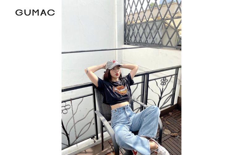 Phối quần jean ống rộng và áo croptop ấn tượng