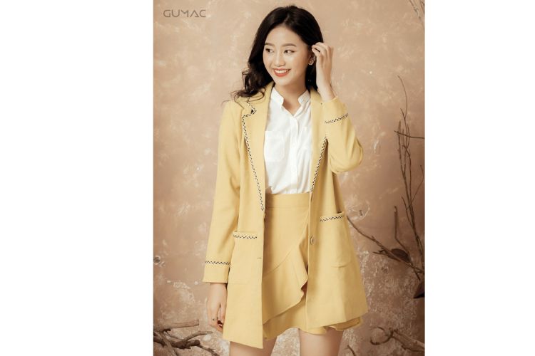 Set blazer với chân váy ngắn cùng tone cực trendy