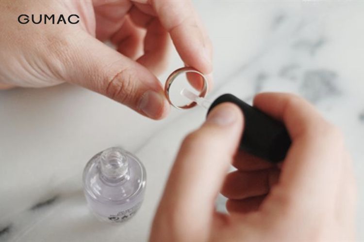 Bí quyết đơn giản làm mới các loại phụ kiện bằng sơn móng tay