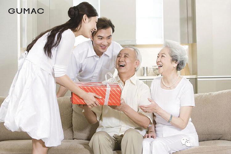 Tặng giày cho ba mẹ