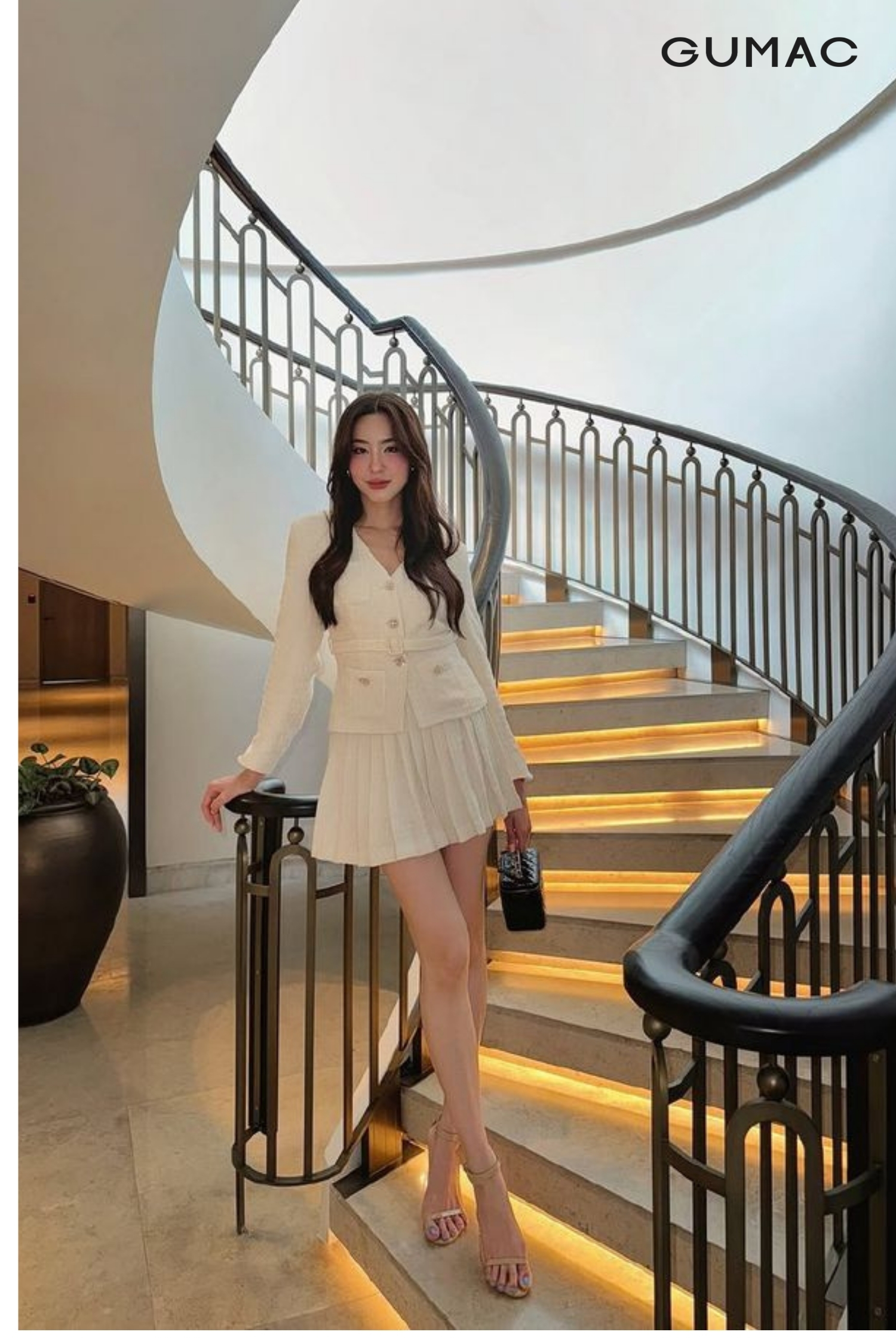 tao dang chup anh dung dau chan cau thang