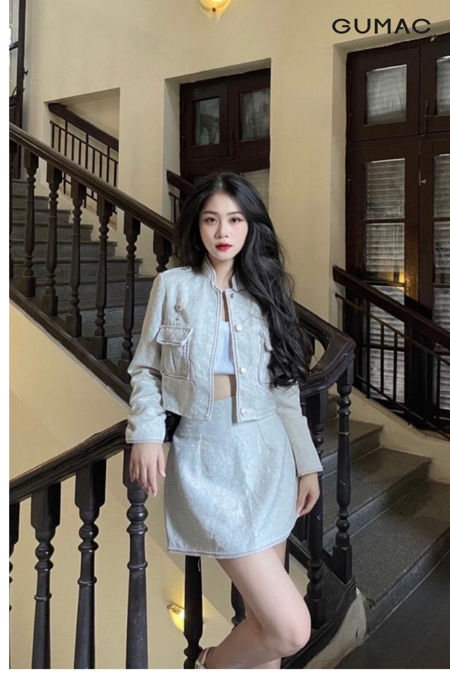 pose dang chup anh dung tua vao thanh cau thang