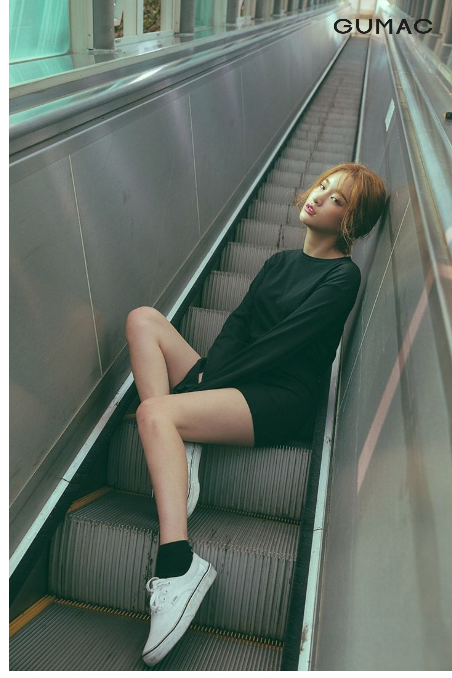 pose dang chup anh tam trang buon voi cau thang