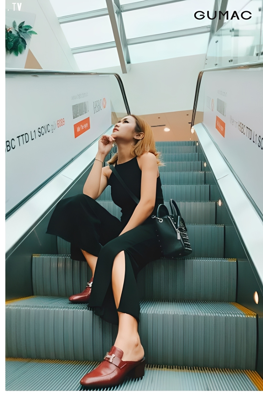 pose dang chan truoc sau tren cau thang