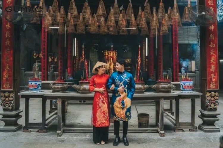 Cách tạo dáng chụp ảnh đẹp ở chùa cho cặp đôi