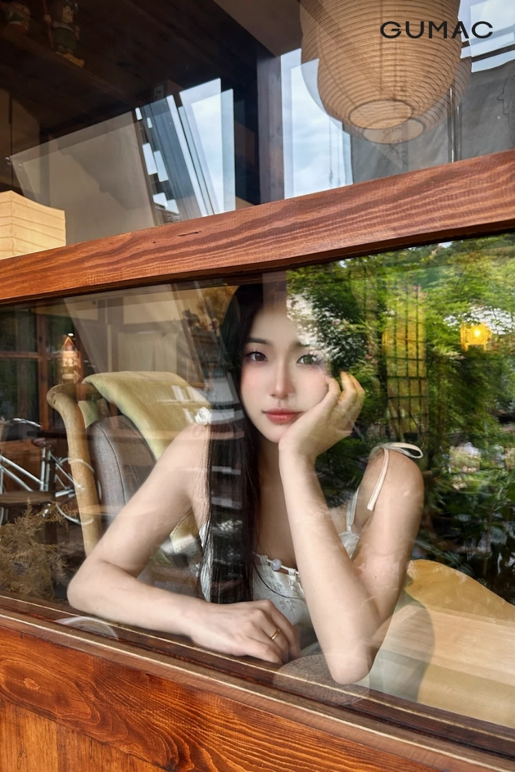 dang chup anh phan chieu qua cua kinh tiem ca phe