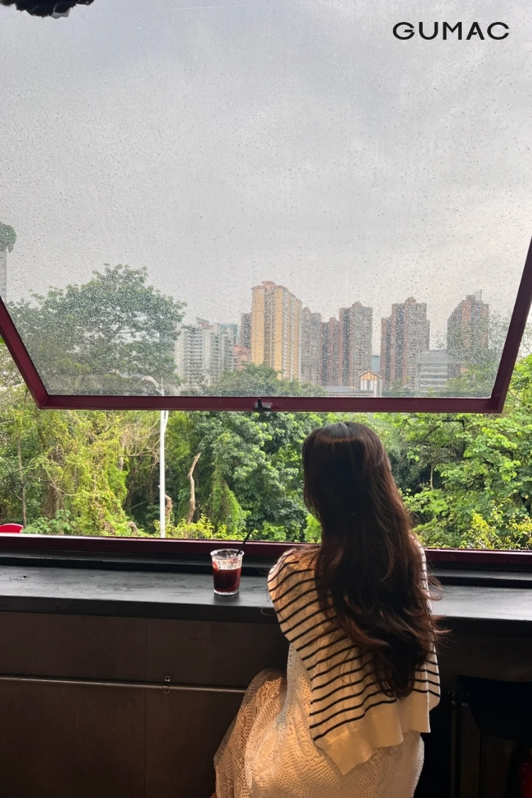 pose dang dang ngam view quan ca phe tu phia xa