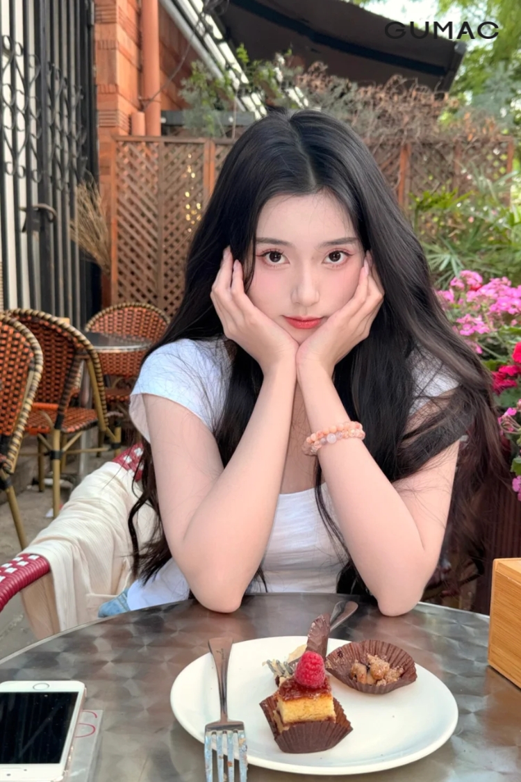 tao dang chup anh tay dat len ma de thuong o quan ca phe