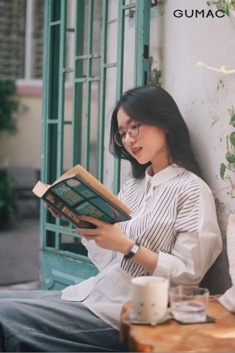 tao dang dang doc sach o quan ca phe