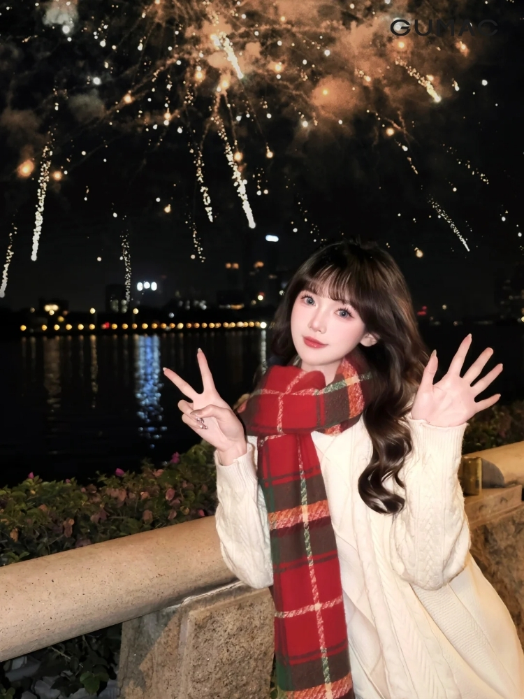 pose dang tuong tac nhe nhang voi phao bong dep