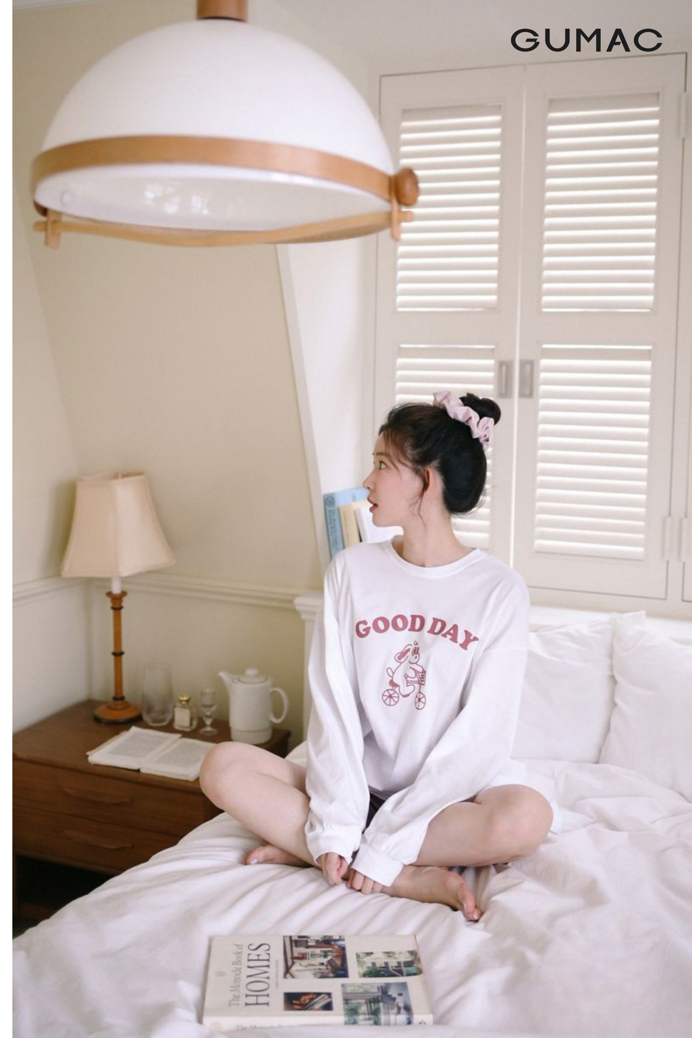 pose dang chup anh ngoi trong phong