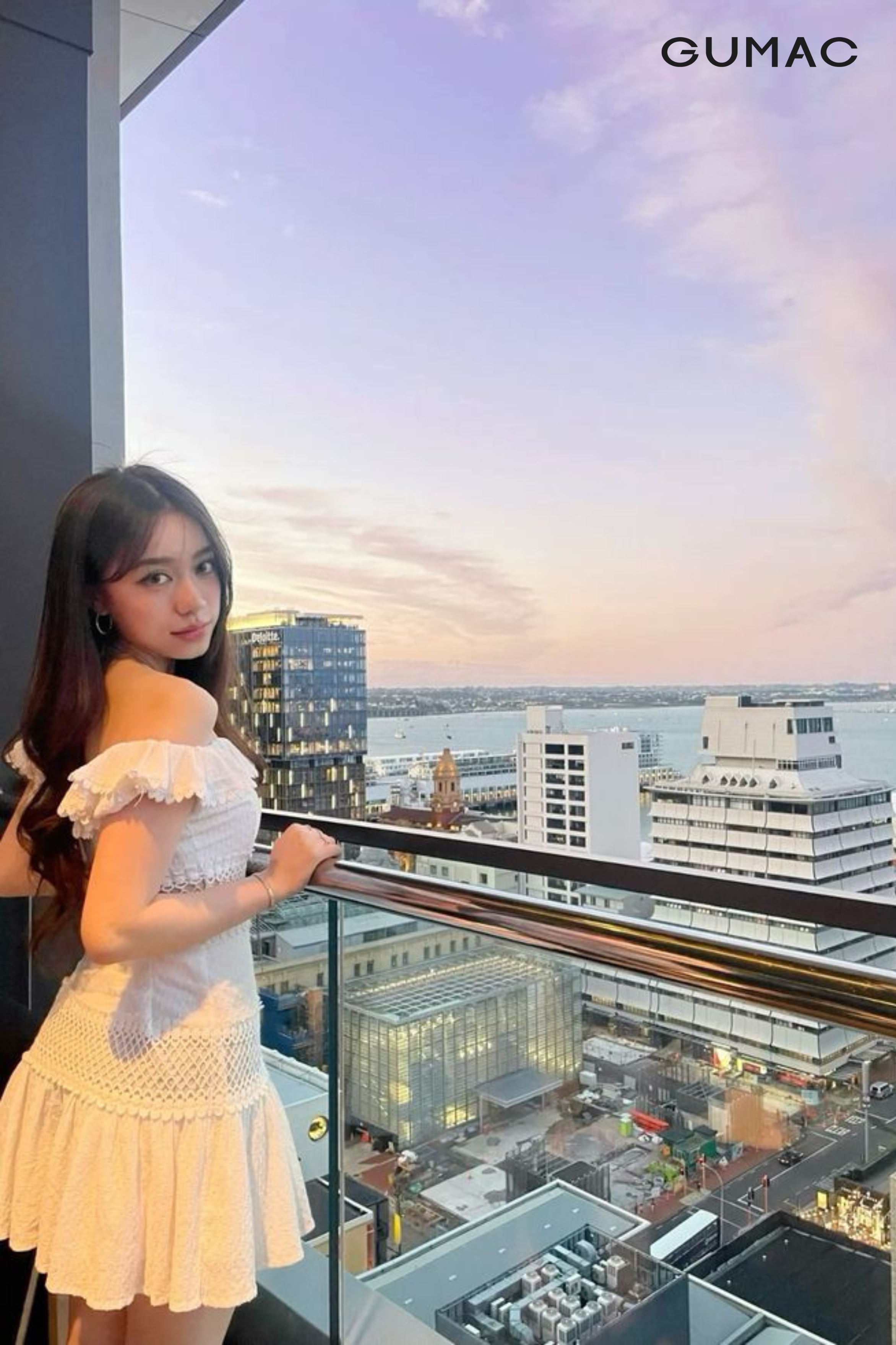 pose dang chup anh tai nha ngoai ban cong
